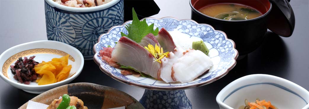 瀬戸内の魚料理と温かい汁物の食事